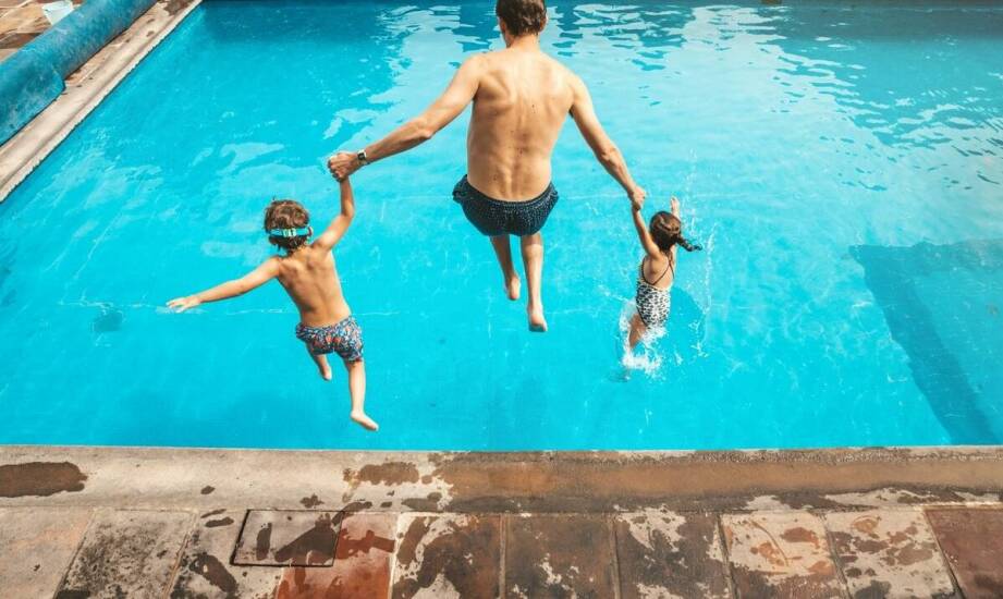 Całoroczny basen w ogrodzie – rozwiązania, możliwości i najważniejsze zalety