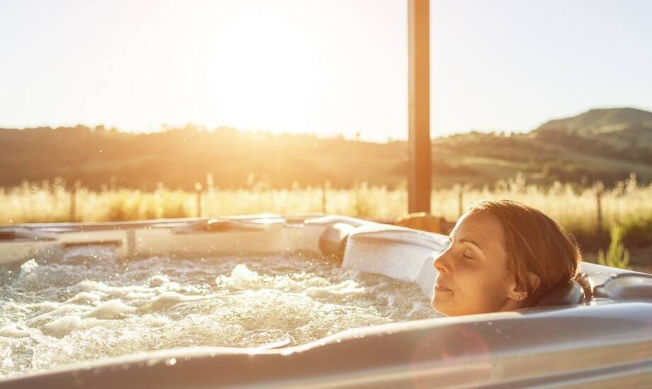 Wanna z hydromasażem jacuzzi – relaksacyjne rozwiązanie do domu i ogrodu