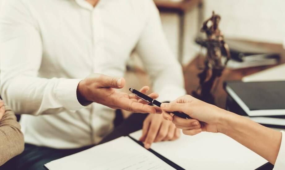 Umowa sprzedaży u notariusza – najważniejsze zasady i etapy zawarcia