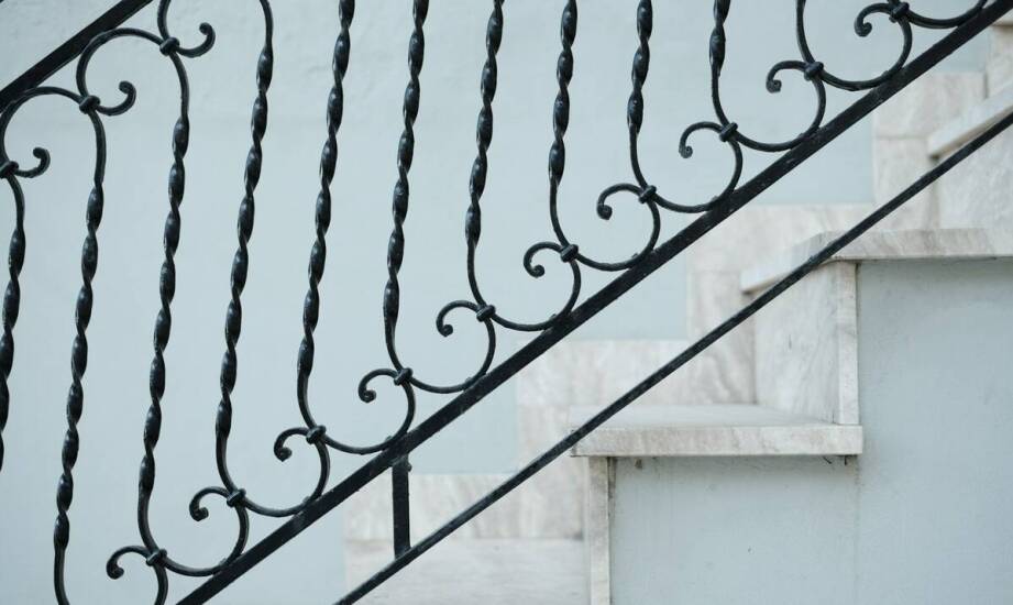 Najważniejsze kryteria wyboru balustrad do domu oraz ich funkcje użytkowe