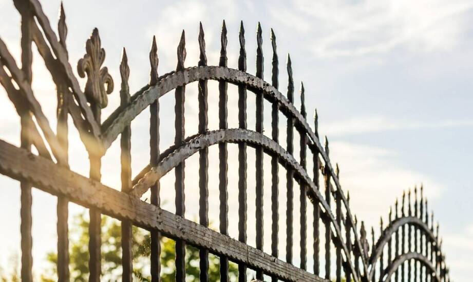 Funkcjonalność i estetyka bram – co warto wiedzieć przed wyborem rozwiązania