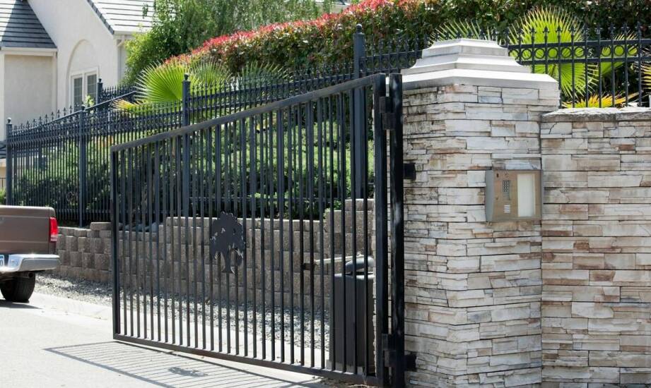 Automatyczne systemy wjazdowe – jak działają i kiedy warto je zastosować