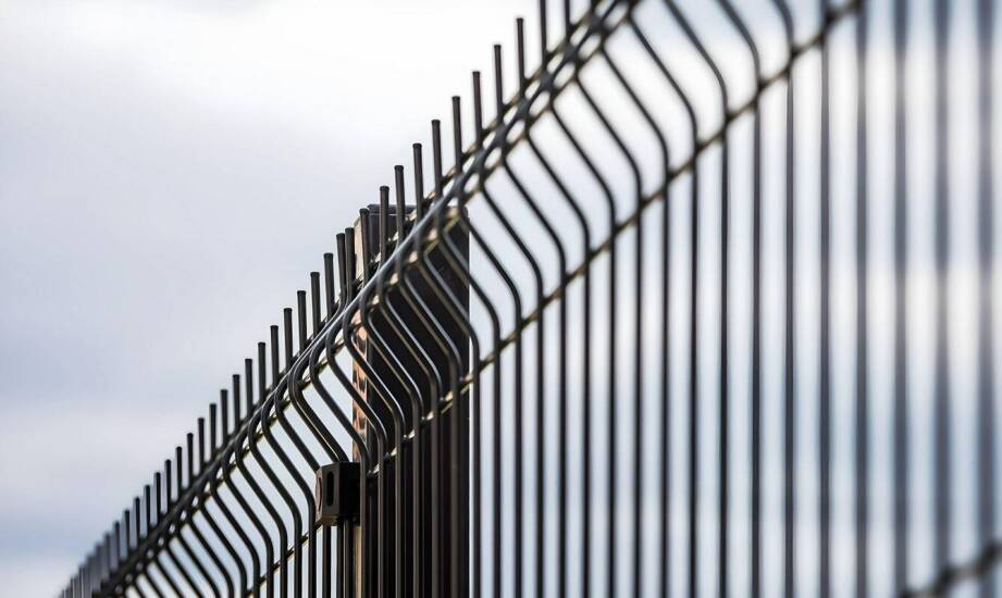 Płoty metalowe – czym się wyróżniają i kiedy warto rozważyć ich montaż