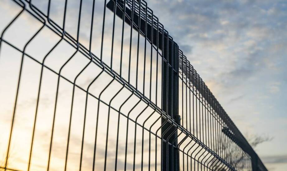 Płoty metalowe – cechy, możliwości zastosowania i inspiracje aranżacyjne