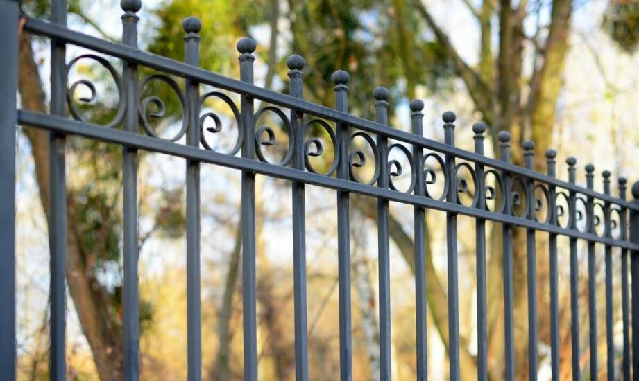 Ogrodzenia posesyjne – materiały, funkcje oraz praktyczne zastosowania