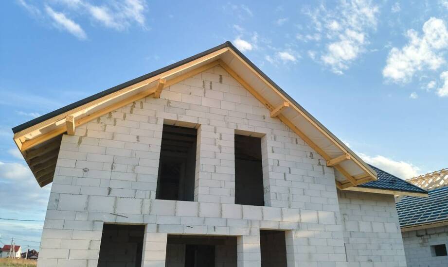 Jak poprawić izolacyjność starych budynków i zmniejszyć straty ciepła