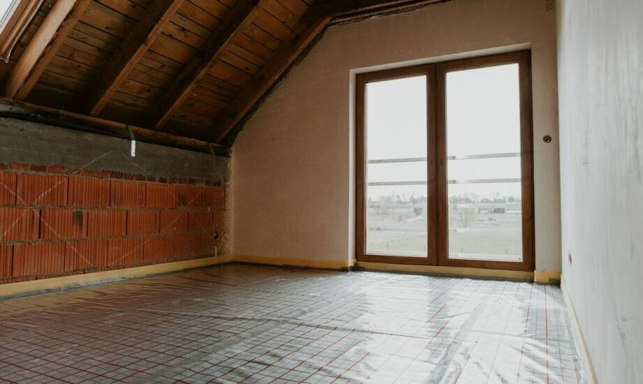 Jak wybrać odpowiedni moment na docieplenie starego domu?