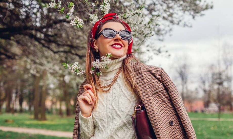 Lekkość wiosny – jak wybrać idealną apaszkę damską na cieplejsze dni