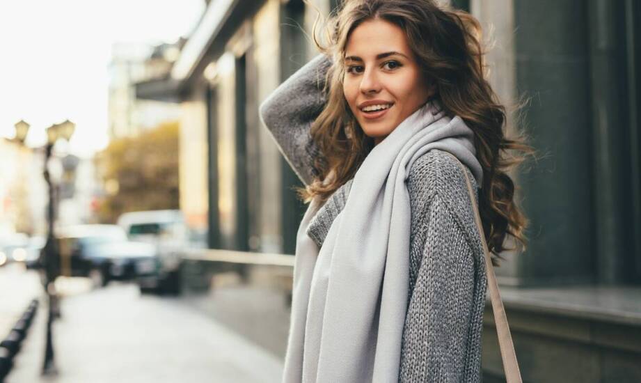 Ciepłe ponczo damskie – jak nosić i z czym łączyć w sezonie przejściowym