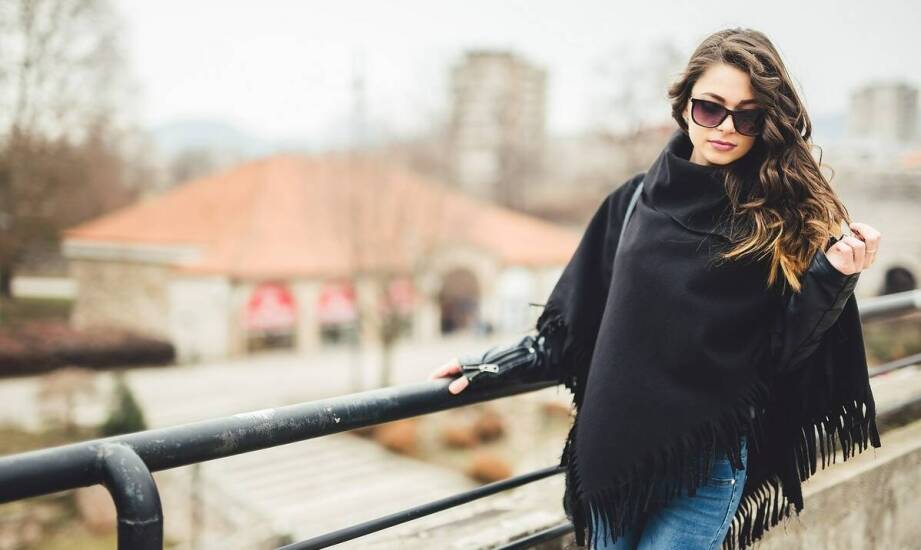 Ponczo damskie na chłodne dni – inspiracje i modne propozycje stylizacji