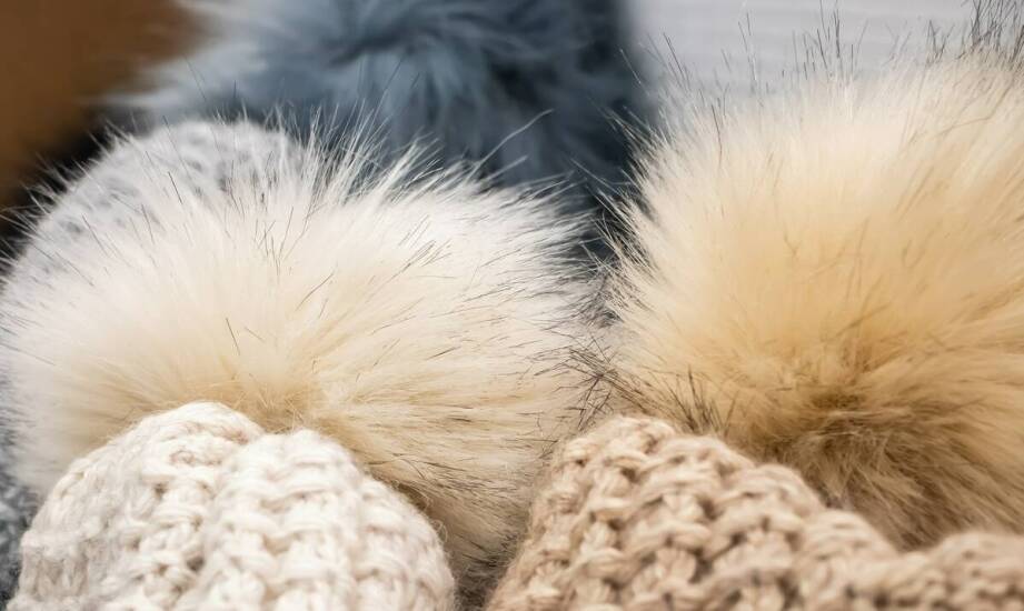 Czapki z pomponem damskie – stylowe propozycje na chłodniejsze dni