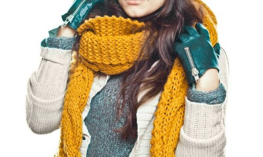 Czapki smerfetki w damskich stylizacjach – trendy, fasony i inspiracje