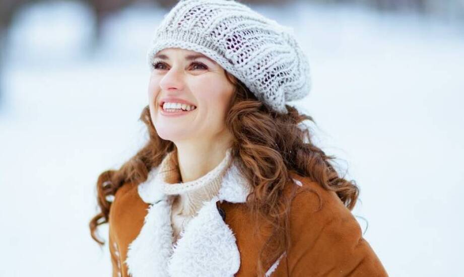 Czapki zimowe smerfetki – modne dodatki w kobiecych stylizacjach