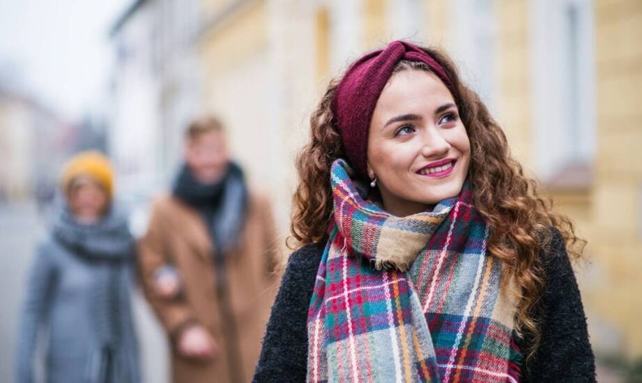 Apaszki w kobiecych stylizacjach – inspiracje, trendy i sposoby noszenia