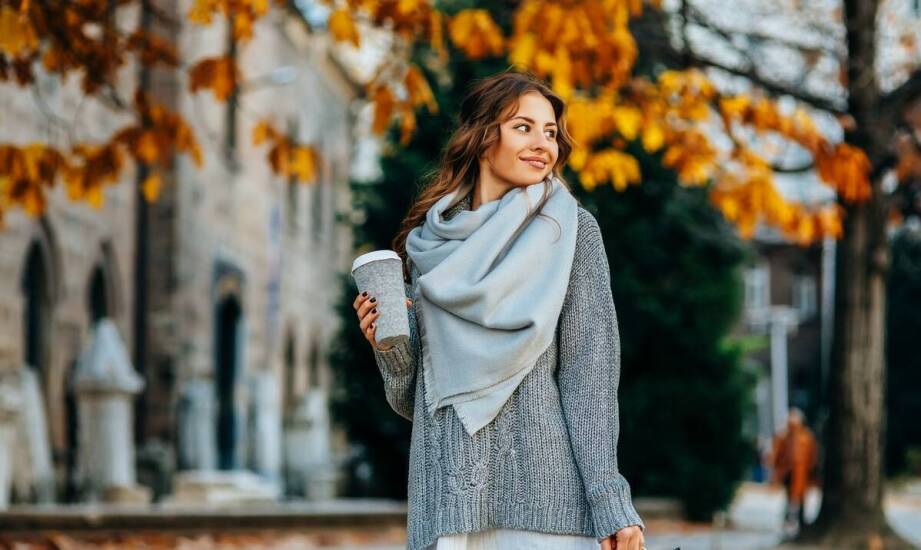 Apaszki damskie – subtelny akcent w codziennych i wieczorowych stylizacjach