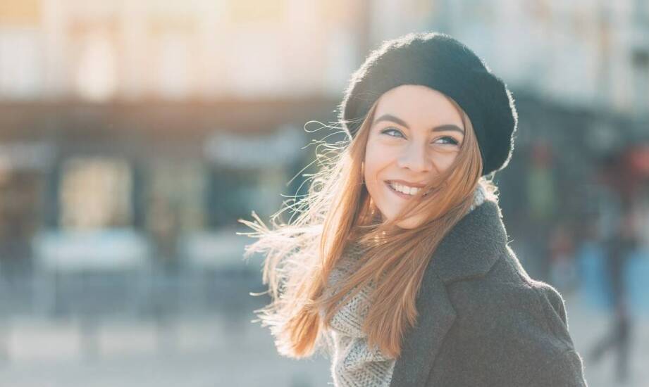 Subtelna elegancja w zimowych stylizacjach – modne czapki damskie na sezon