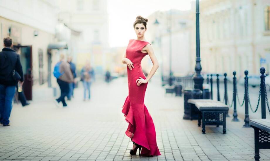 Długie sukienki w większych rozmiarach – stylowe propozycje na eleganckie wyjścia