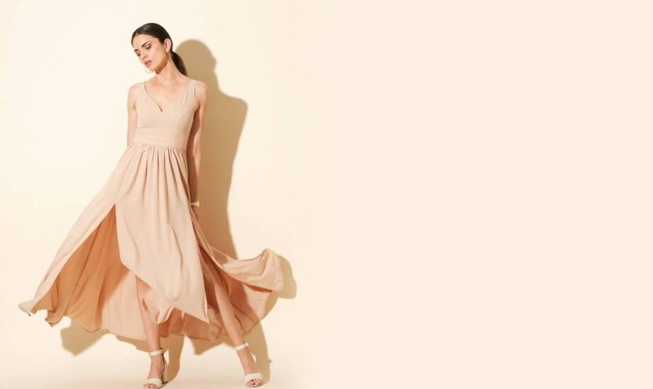 Szyk i wygoda – modne długie sukienki podkreślające atuty sylwetki