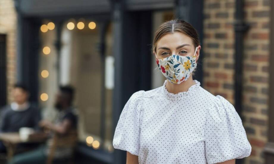 Stylowe maseczki ochronne – jak łączyć bezpieczeństwo z modnym wyglądem