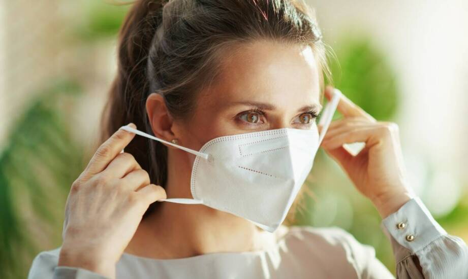 Maseczki ochronne w eleganckim stylu – trendy i inspiracje na nowy sezon