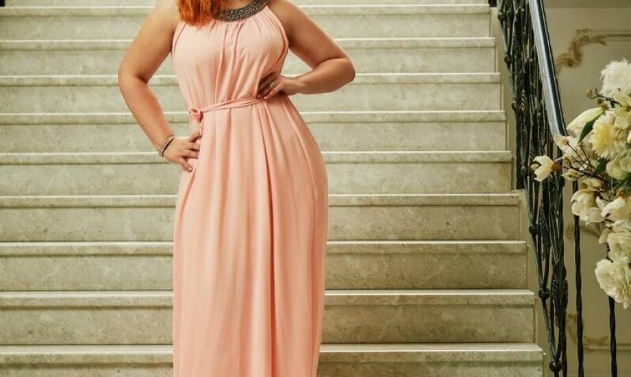Elegancja w większym rozmiarze – modne sukienki podkreślające kobiecość