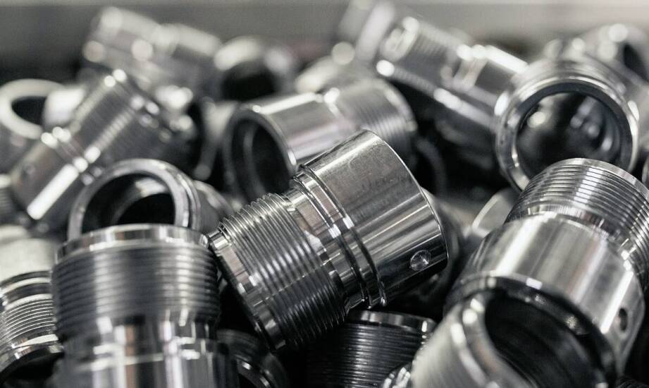 Jak powstają artykuły metalowe i na co zwrócić uwagę przy wyborze