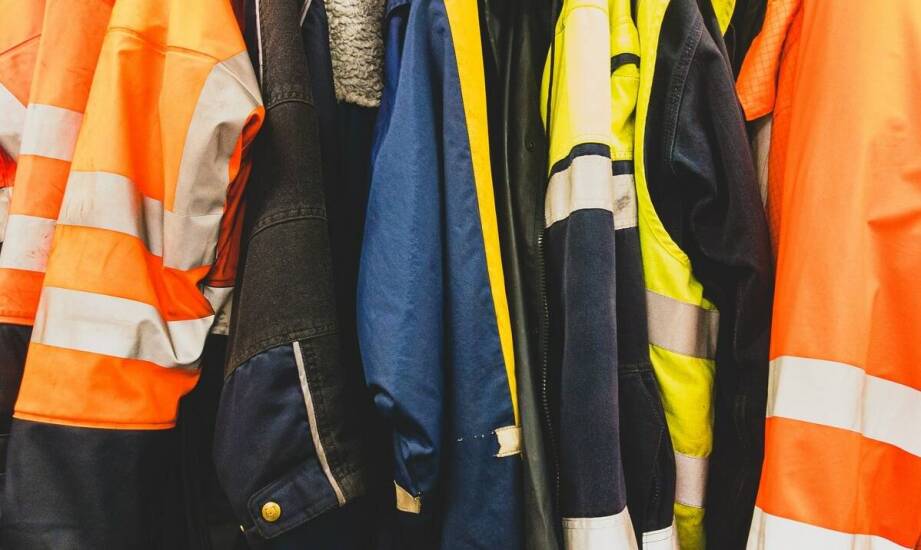 Odzież robocza – najważniejsze cechy, materiały i zastosowania w pracy
