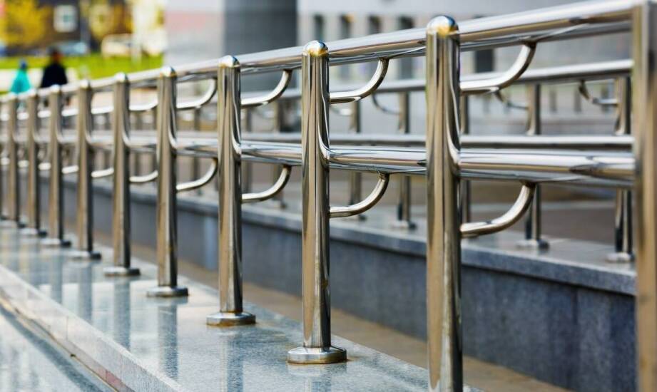 Jak wybrać trwałe i stylowe balustrady do domu oraz na zewnątrz