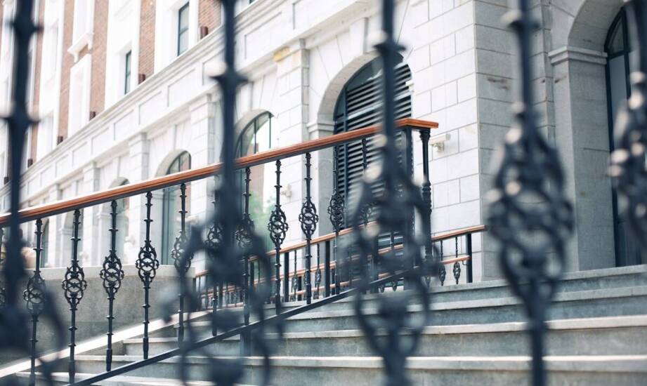 Balustrady – funkcje, bezpieczeństwo i estetyka w nowoczesnych aranżacjach