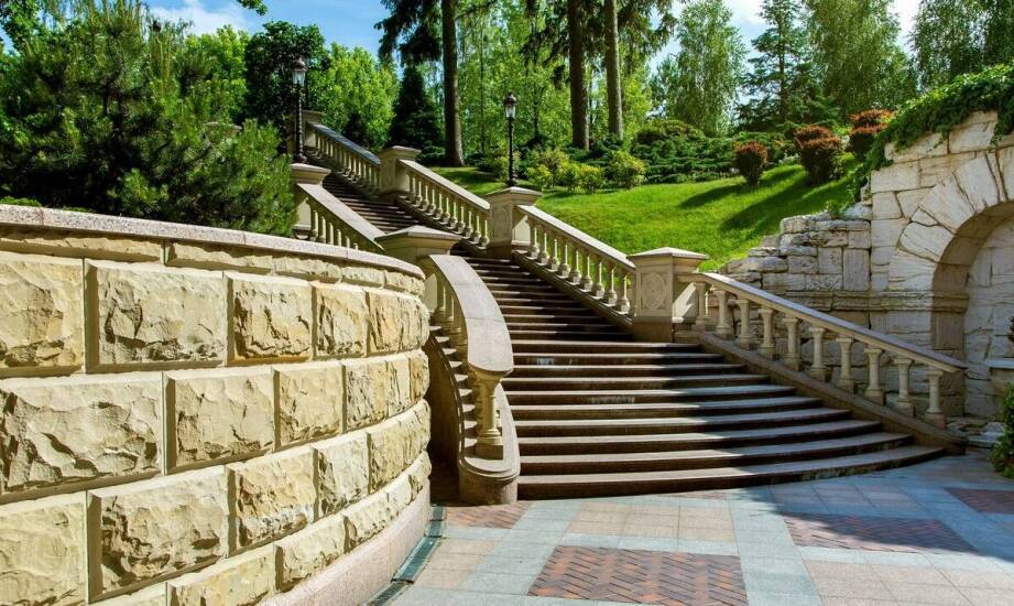 Balustrady – czym się kierować przy wyborze i montażu ogrodzeń schodowych