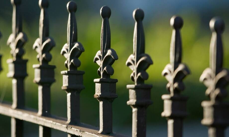 Ogrodzenia kute – zalety, wzory i możliwości aranżacji przestrzeni