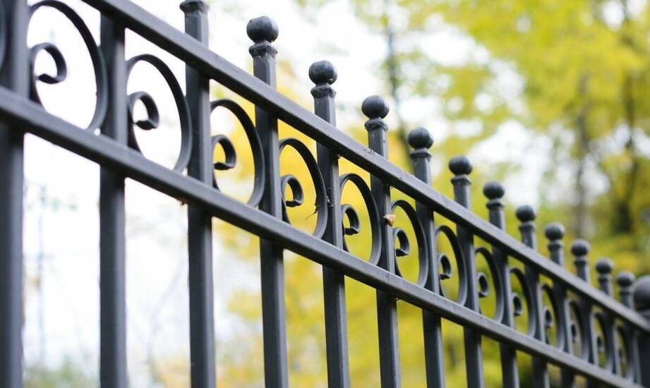 Ogrodzenia metalowe – inspiracje, trwałość i pomysły na aranżację posesji