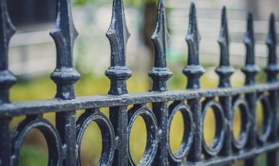 Czym cechują się ogrodzenia kute?