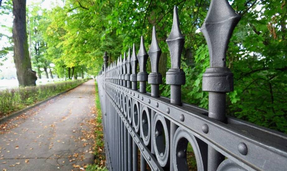 Ogrodzenia kute – ponadczasowy styl i trwałość w aranżacji przestrzeni