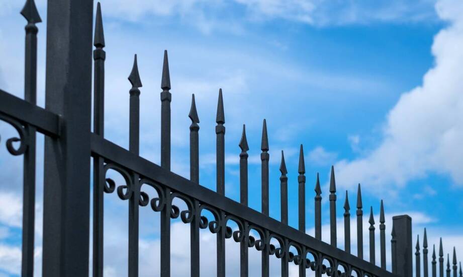 Najważniejsze cechy i zastosowania ogrodzeń metalowych w aranżacji posesji