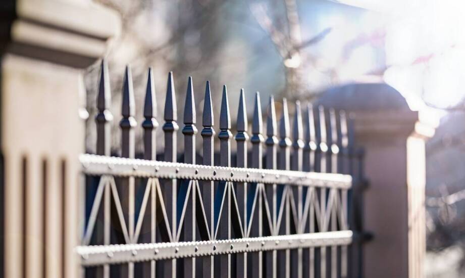 Najciekawsze pomysły na ogrodzenia metalowe – trwałość i estetyka w ogrodzie