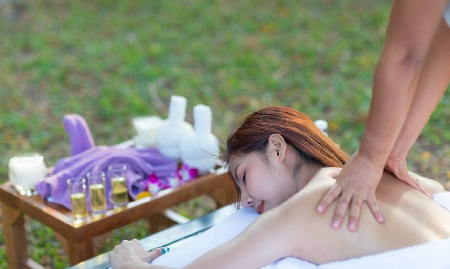 Masaż tajski – tradycja, techniki i wpływ na regenerację organizmu