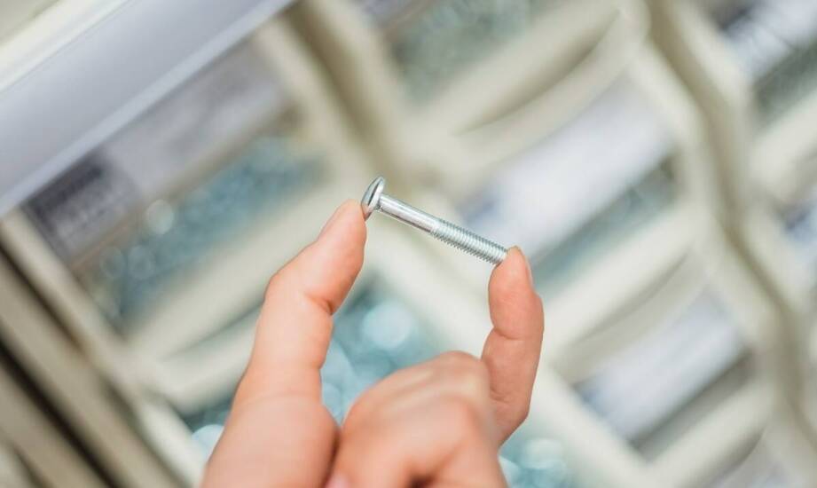 Tytanowa klamra – zastosowanie, zalety oraz proces zakładania klamry ortonyksyjnej