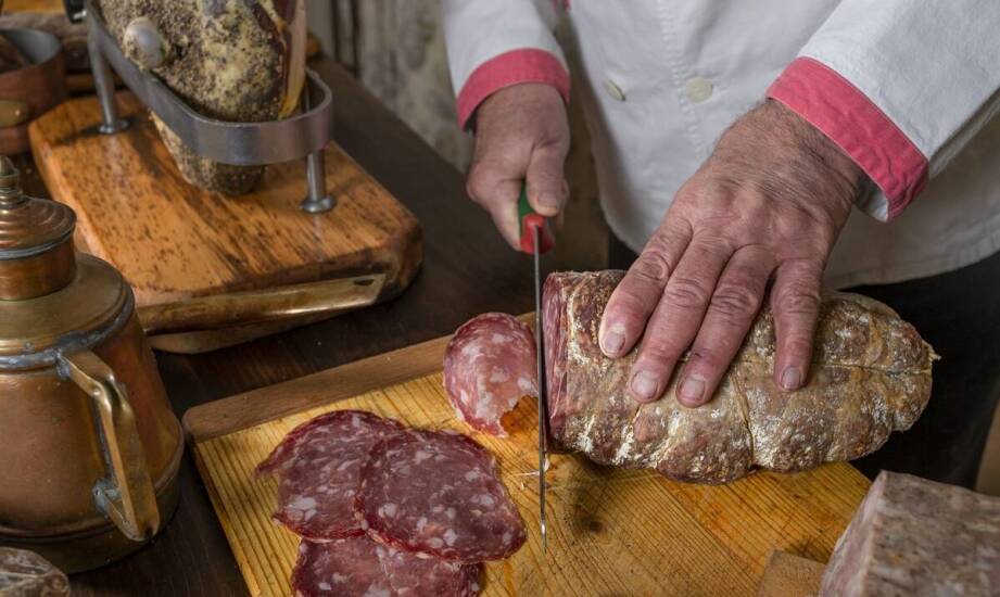 Jak powstają dojrzewające wędliny z Włoch i co wpływa na ich smak?