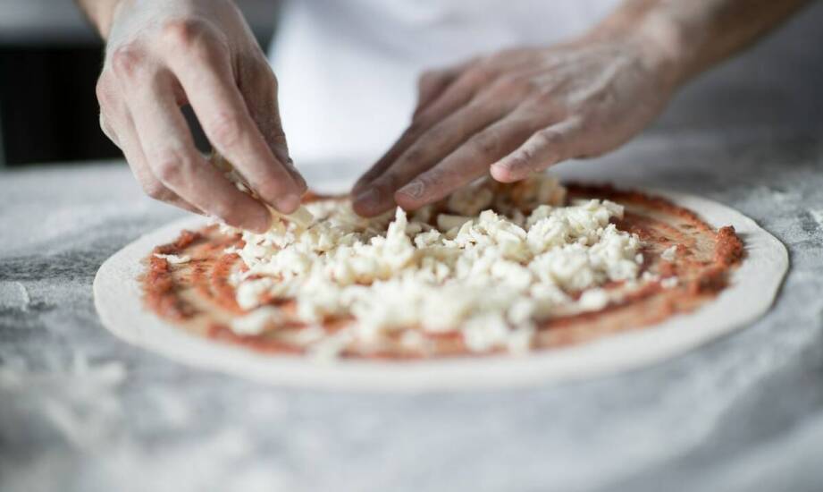 Mozzarella do pizzy – rodzaje, cechy i jak wybrać najlepszy ser do wypieku