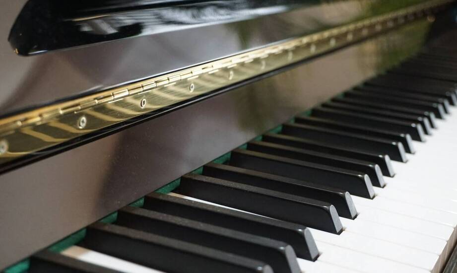 Ceny używanych fortepianów – co warto wiedzieć przed zakupem i serwisem