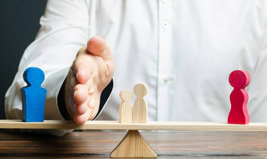 Kiedy warto skorzystać z pomocy radcy prawnego i jakie sprawy prowadzi