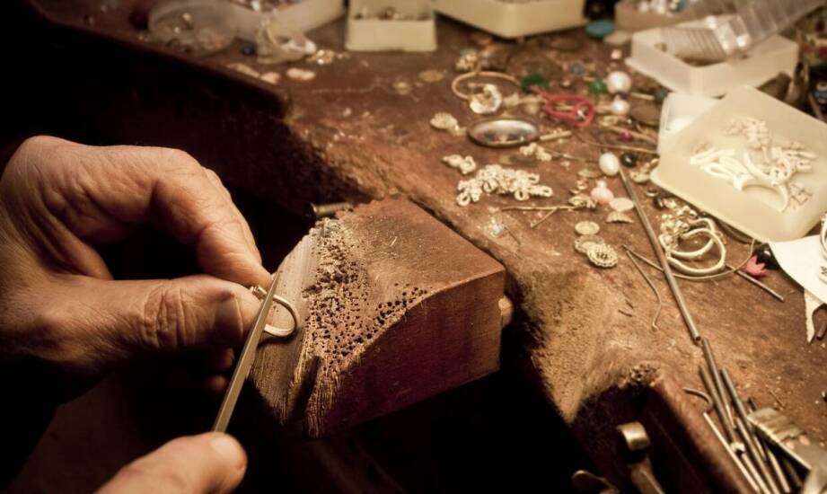 Jak wybrać idealną biżuterię – praktyczne porady i najnowsze trendy