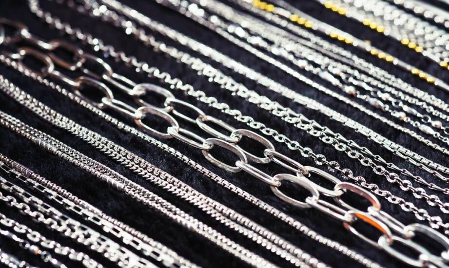 Jak dbać o srebrne łańcuszki aby zachować ich blask na dłużej?