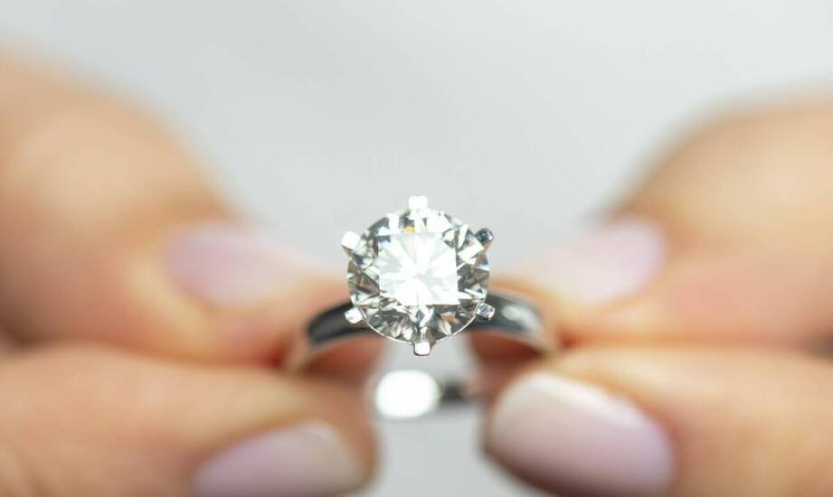Pierścionki zaręczynowe – inspiracje, style i znaczenie wyboru symbolu miłości