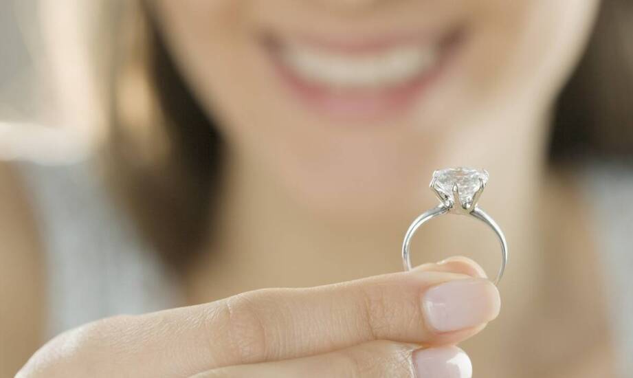 Pierścionki zaręczynowe – materiały, wzory i czym kierować się przy wyborze