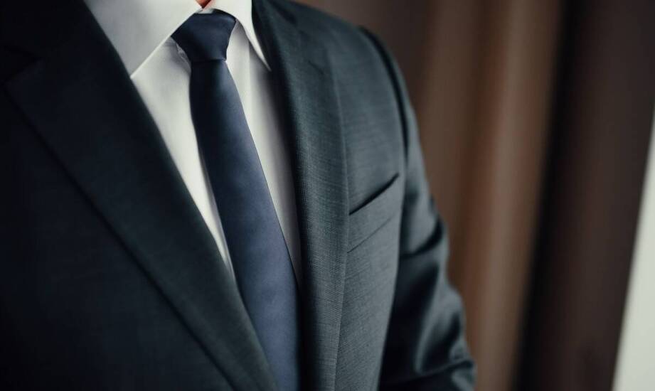 Jak wybrać idealny garnitur męski na każdą okazję? Porady i inspiracje