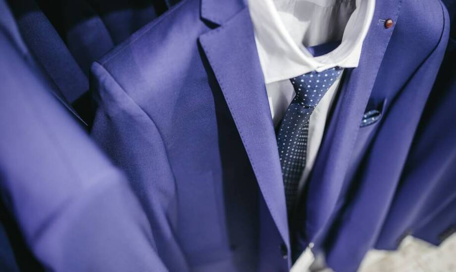 Czym kierować się przy wyborze koloru męskiego garnituru na różne okazje?