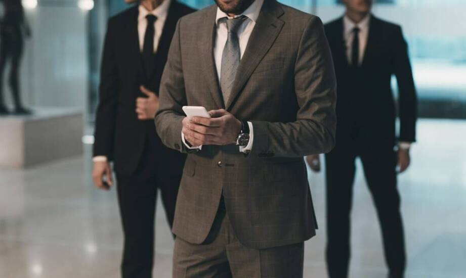 Garnitury męskie – wszystko, co warto wiedzieć przed zakupem eleganckiego stroju