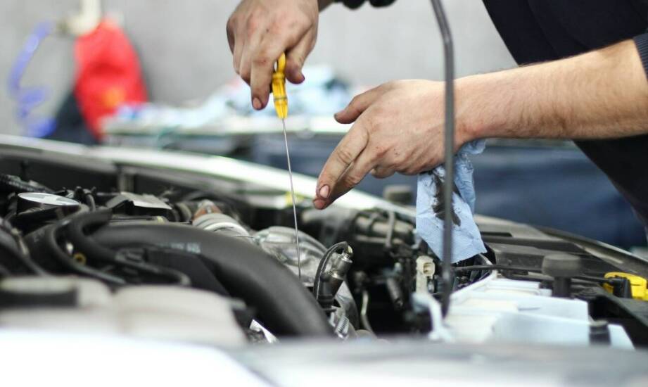 Czym zajmuje się blacharz samochodowy i kiedy skorzystać z jego usług?